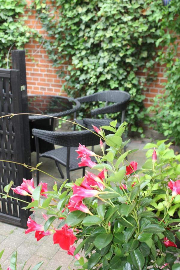Amalie Bed And Breakfast & Apartments Odense Bagian luar foto